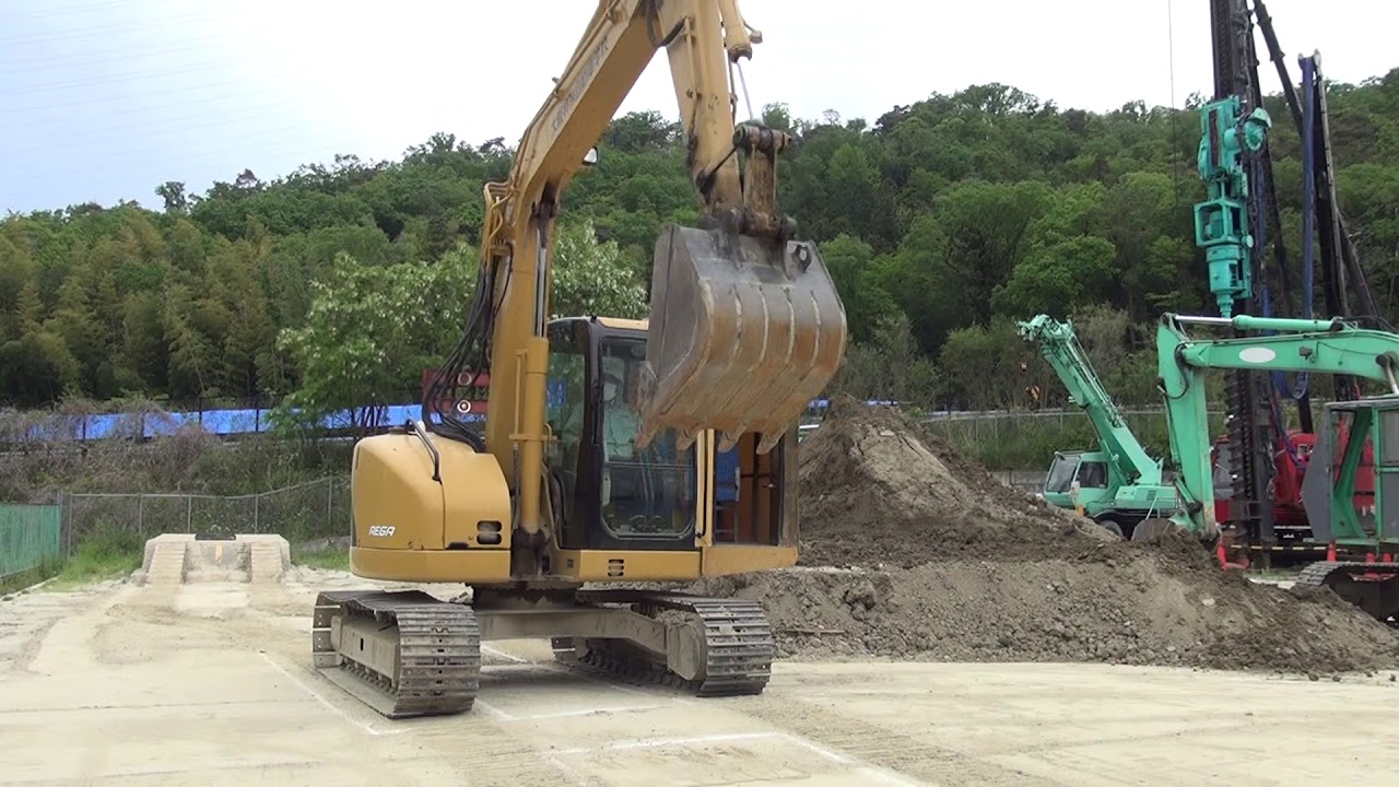 車両系建設機械 解体用 運転技能講習 実技講習の模範運転