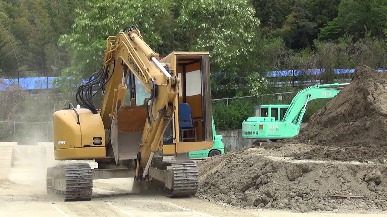 車両系建設機械 解体用 運転技能講習 解体運転席からのレバー操作の様子